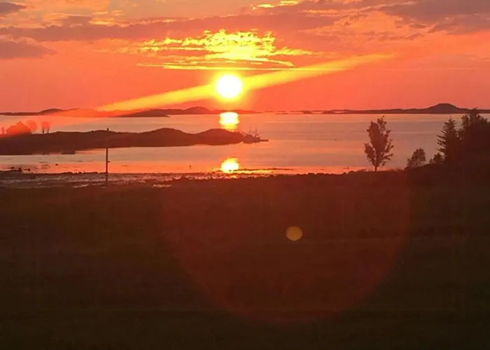 Near Svartisen With Midnight Sun Feriehus
