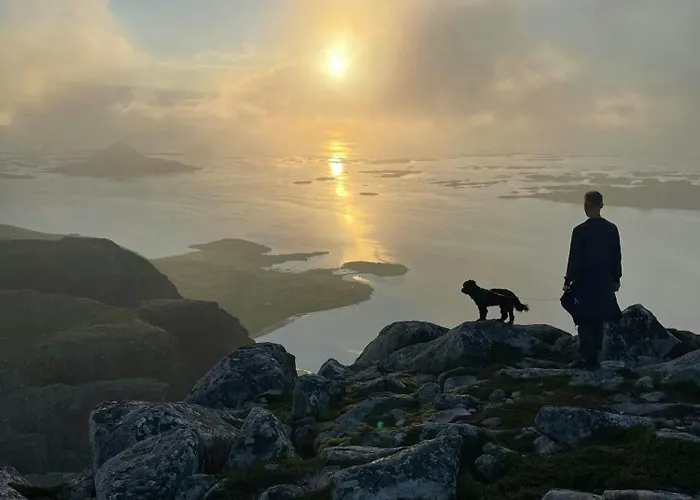 Near Svartisen With Midnight Sun Feriehus Engavagen